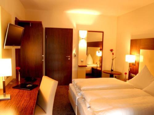 罗德马克斯特科尔酒店的酒店客房配有两张床和一张书桌