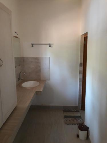坎努尔Ivory Coaste的一间带水槽和卫生间的浴室