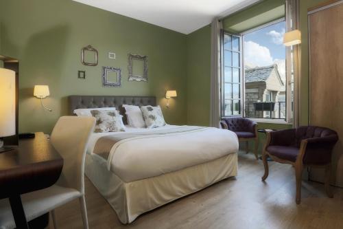于泽什久瓦夜德莫贝可酒店的一间卧室设有一张大床和一个大窗户