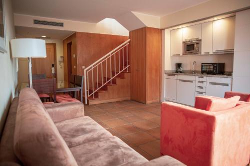 丰沙尔图里斯阿特兰蒂达酒店的带沙发的客厅和厨房