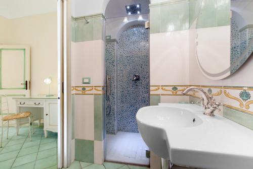 波西塔诺La Sorgente del Sole的一间带水槽和淋浴的浴室