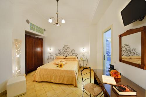 波西塔诺La Sorgente del Sole的一间卧室配有一张床和镜子