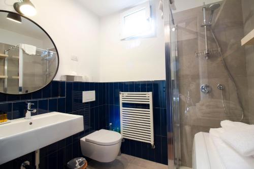 米兰Sant'Andrea cozy apartment的浴室配有卫生间、盥洗盆和淋浴。