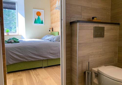 夏蒙尼-勃朗峰Apartment Maya, La Praz, Chamonix Mont Blanc的一间带床和卫生间的浴室