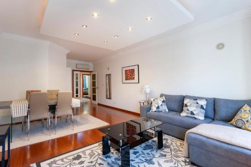 里斯本luxury lisbon apartment T2的客厅配有沙发和桌子