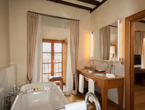 阿巴迪亚雷图尔塔勒多敏酒店的一间浴室