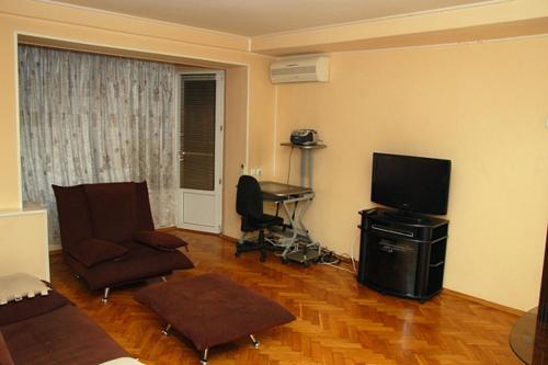 尼科波尔вулиця Електрометалургів的带沙发、电视和书桌的客厅