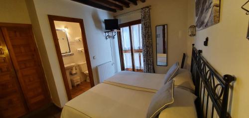 托莱多拉坡萨达得可多维旅馆的一间带床的小卧室和一间浴室
