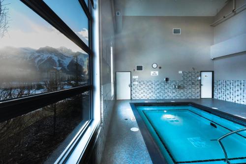 坎莫尔坎摩尔速8酒店的浴室设有游泳池,位于窗户旁