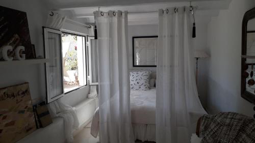 阿尔啼Casa Blanca的白色的卧室设有床和窗户