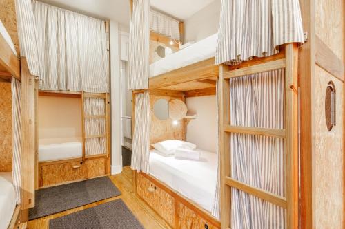 马托西纽什菲塔赛旅舍的客房内的两张双层床