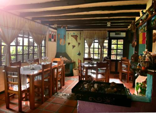 ChasquiRondador Cotopaxi的一间带桌子和壁炉的用餐室