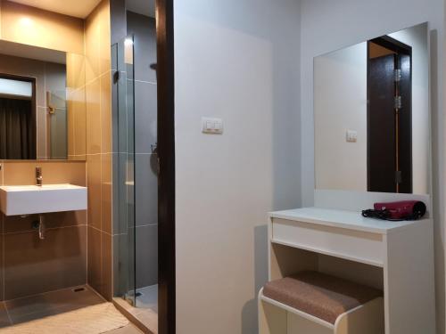5 Floor - Centrio Condominium in Phuket Town - 30 mins to beaches的一间浴室