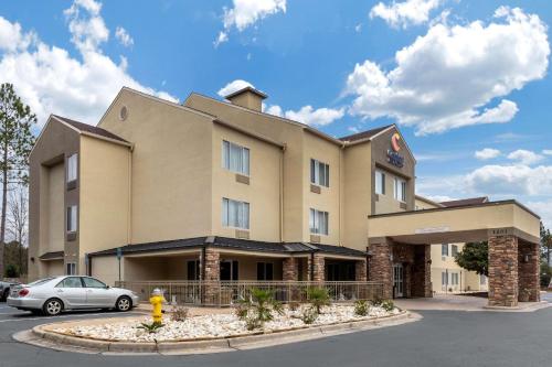 蒙哥马利Comfort Inn & Suites Montgomery East Carmichael Rd的停车场内有停车位的建筑物