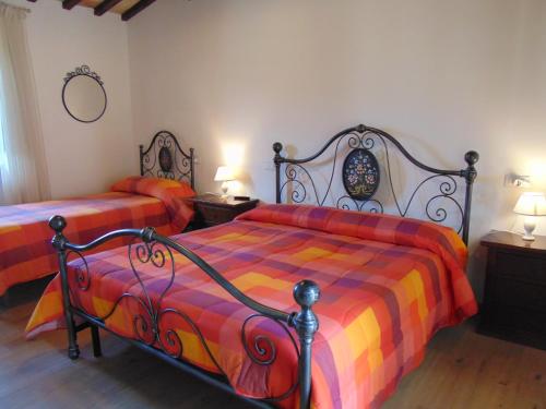 PreciAgriturismo Rocca del Nera的一间卧室配有两张床和两盏灯。