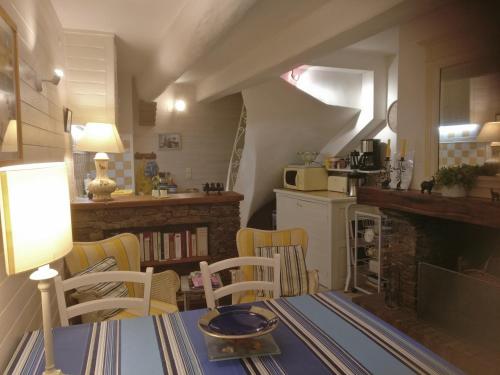 科利尤尔3 Rue Marceau的一间厨房,里面配有桌椅
