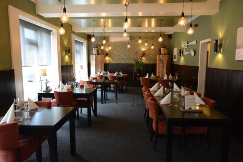 罗赫尔德布克拉尔酒店的餐厅内带桌椅的用餐室
