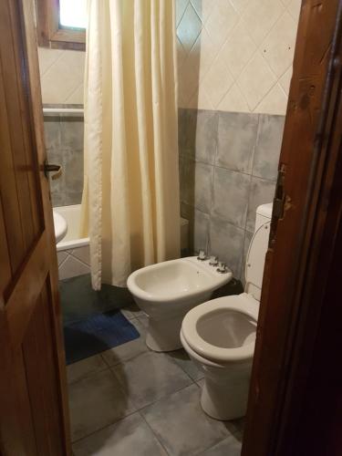 拉安戈斯图拉镇Cabañas Las Maras的浴室配有卫生间、盥洗盆和浴缸。