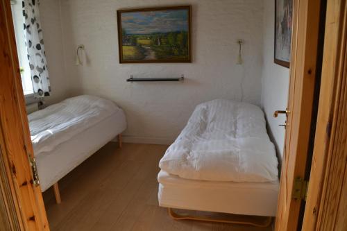 Sønder FeldingMarkvænget 5的小房间设有两张床和窗户