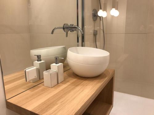 杜塞尔多夫Nettes Appartment in Düsseldorf-Derendorf - stylisch + gemütlich的木制柜台上带白色碗水槽的浴室