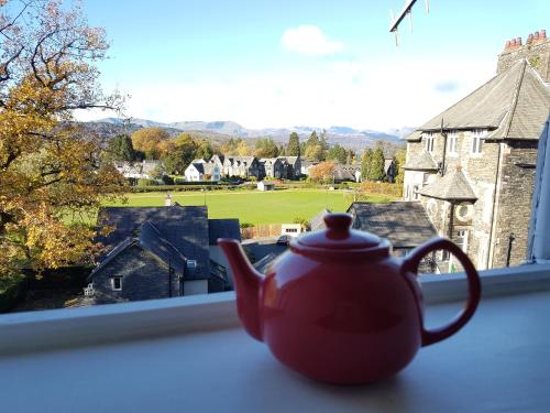 温德米尔拱门宾馆的坐在窗台上的红茶壶