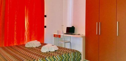 索里科Residence Colombo的一间卧室配有一张红色墙壁的床和一张书桌
