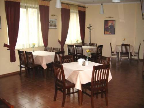 ZwiahlГотель Леон的用餐室配有桌椅和白色的桌布
