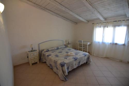 阿兰奇湾城Cielo e mare的一间卧室配有一张床、一张桌子和一个窗户。