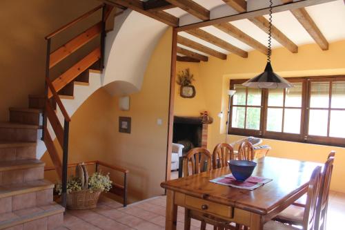 SenantCa la Nuri的一间带桌子和楼梯的用餐室