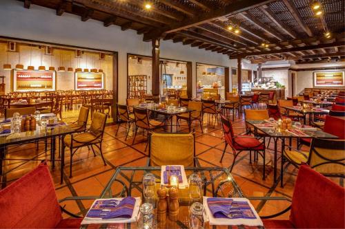 危地马拉安地瓜门安提瓜酒店的一间在房间内配有桌椅的餐厅