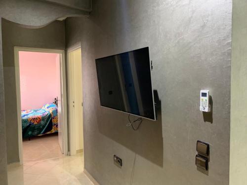 阿加迪尔Agadir Holiday Apartment的卧室墙上的平面电视