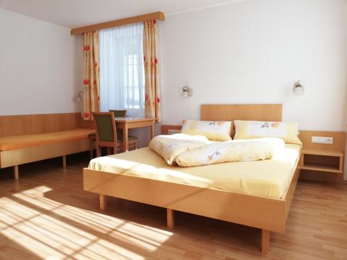 大格洛克纳山麓卡尔斯柯德尼茨霍夫酒店的一间卧室配有两张床和一张书桌