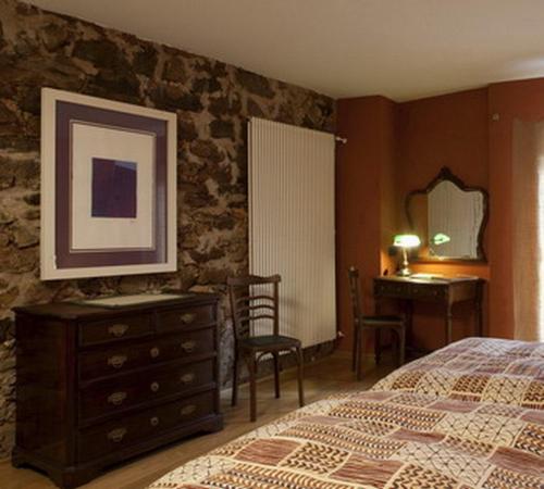 Herreros瑞尔拉维杰奇姆尼Spa宾馆的一间卧室配有一张床、梳妆台和书桌
