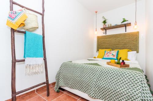 塔拉戈纳Mediterrani Studio - The Old Town的一间卧室配有带黄色和蓝色枕头的双层床