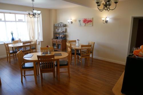 斯凯格内斯蒙塞尔酒店的用餐室配有木桌和椅子