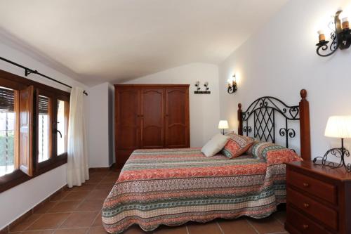 科尼尔-德拉弗龙特拉Albara的一间卧室设有一张床和一个窗口
