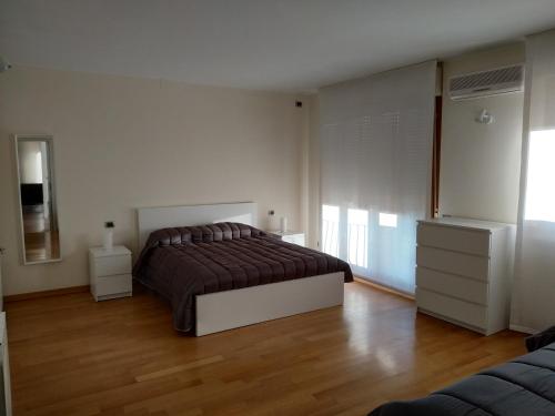 阿西西Appartamento Casa Lina的一间卧室配有一张床,铺有木地板