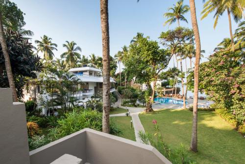 帕纳吉O Pescador an Indy Resort的从棕榈树度假村的阳台可以欣赏到风景