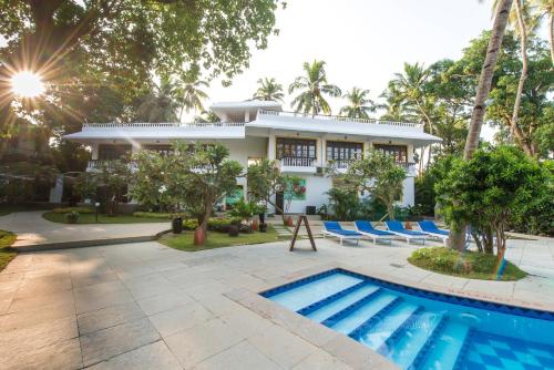 帕纳吉O Pescador an Indy Resort的一座带游泳池和度假村的别墅