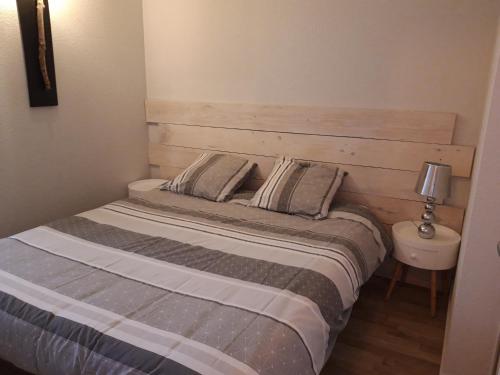 安德诺莱斯贝恩Appartandernos的一间卧室配有一张带木制床头板的床