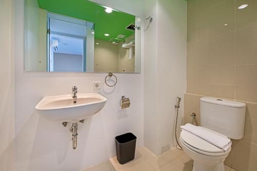 美娜多万鸦老马佳马斯维兹普莱姆酒店的一间带水槽、卫生间和镜子的浴室
