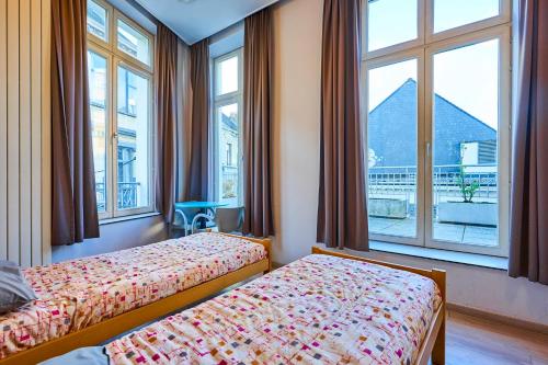 布鲁塞尔雅克布雷尔青年旅舍的酒店客房带两张床和窗户