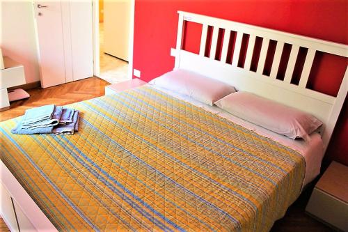 米兰米勒利尔如家公寓的一间卧室设有一张红色墙壁的大床