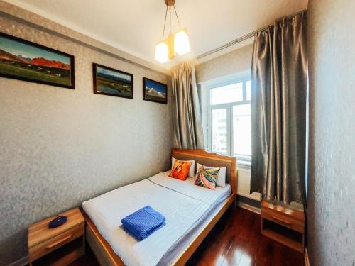 乌兰巴托蒙古热门旅游旅馆的一间小卧室,配有床和窗户