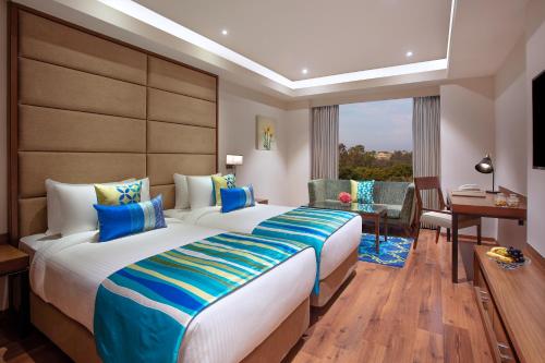 贾朗达尔Fortune Avenue, Jalandhar - Member ITC's Hotel Group的酒店客房设有一张大床和一张书桌。