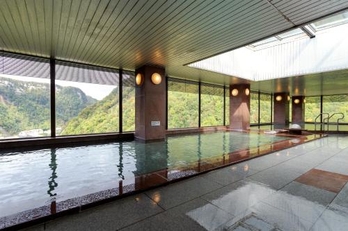 上川町朝陽亭酒店的山景游泳池