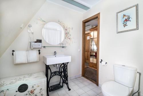 里加圣彼得精品酒店的一间带水槽和卫生间的浴室