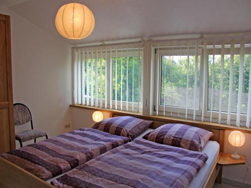克林克Ferienwohnungen Klink SEE 2600的一间卧室设有两张床和两个窗户。