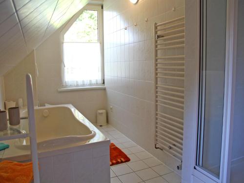 克林克Ferienwohnungen Klink SEE 2600的带浴缸、水槽和窗户的浴室