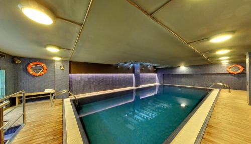 奥维多西尔肯纳兰科纪念碑酒店的一座带游泳池的大楼内的室内游泳池